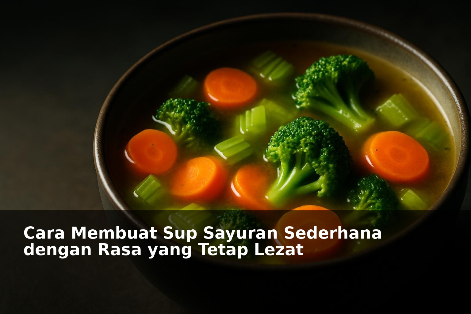 Sup sayuran sederhana yang segar dan lezat dalam mangkuk putih dengan latar belakang kayu